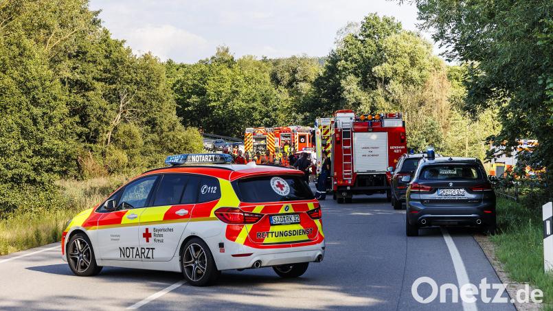 Allein etwa 70 Kräfte der Feuerwehr waren bei einem schweren Verkehrsunfall am Sonntag b ei Bruck eingesetzt, dazu Sanitäter, Notärzte und Polizei. Zwei Schwerstverletzte wurden mit Hubschraubern in Kliniken geflogen. Bild: Hösamer