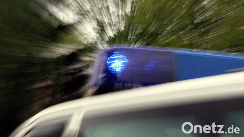 Die Bundespolizei schnappte auf der A6 bei Pleystein einen Mann, der 1200 Euro Justizschulden hatte und deswegen per Haftbefehl gesucht worden war. Symbolbild: Marcus Führer/dpa