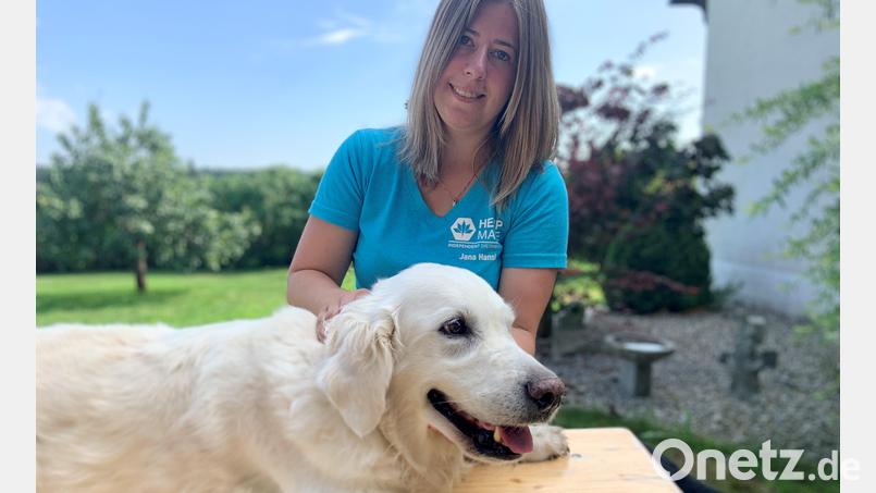 Dorn-Osteopathin Jana Hansl übt die Handgriffe im Garten in Trabitz an der eigenen Golden-Retriever-Hündin Leila. Bild: Stefanie Roth