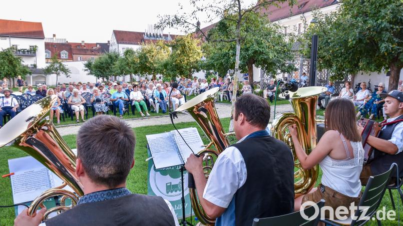 Bockl-Blech aus Waidhaus spielte diesmal bei der Sonntagsserenade im Maltesergarten in Amberg. Bild: Stephan Huber