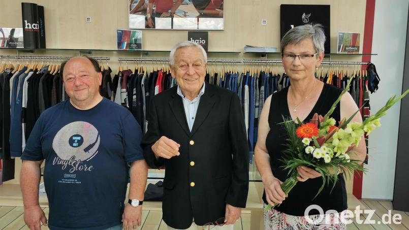 Hans Jochen Müller von Hajo-Strick in Weiden gratuliert Johann Lang (links) und Regina Treml zum Arbeitsjubiläum. Bild: Werner Hopf/exb