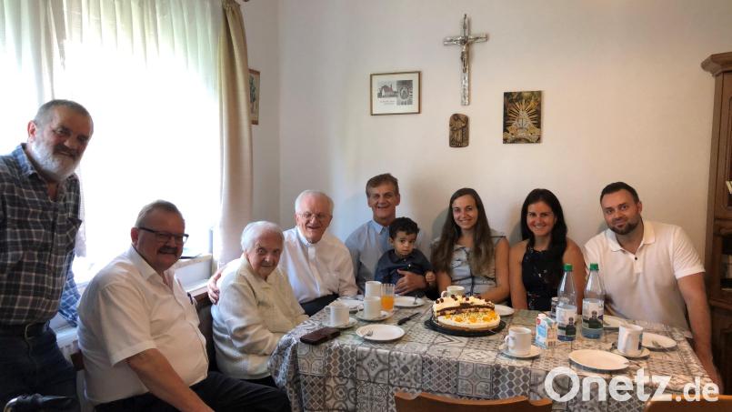 Im Kreise ihrer Familie feierte Cäzilia Häring (Dritte von links) ihren 95. Geburtstag. Auch Bürgermeister Alfred Stier (Zweiter von links) gratulierte. Mittlerweile lebt die Jubilarin bei ihrem Sohn, Stadtpfarrer Josef Häring, in Neustadt/WN. Bild: Michael Häring/exb
