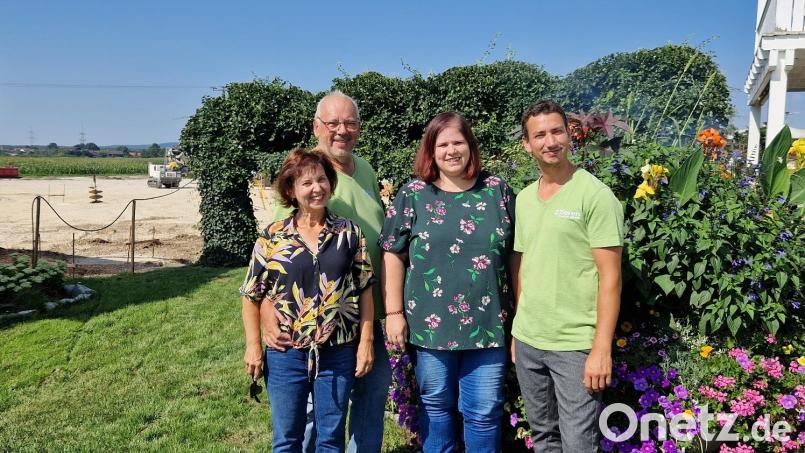 Johannes Ziereis (rechts) und seine Schwester Veronika und die Eltern Marion und Johann Ziereis (links): Die Gärtnerei wird in der zweiten Generation betrieben und stellt sich baulich gerade fast völlig neu auf. Bild: Thomas Dobler