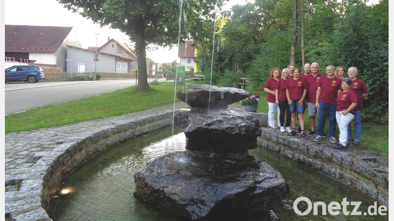 Stolz präsentiert sich die Vorstandschaft neben dem gepflegten Karl-Gratzl-Brunnen mit Wasserspiel und der inzwischen mächtigen Linde Bild: amö