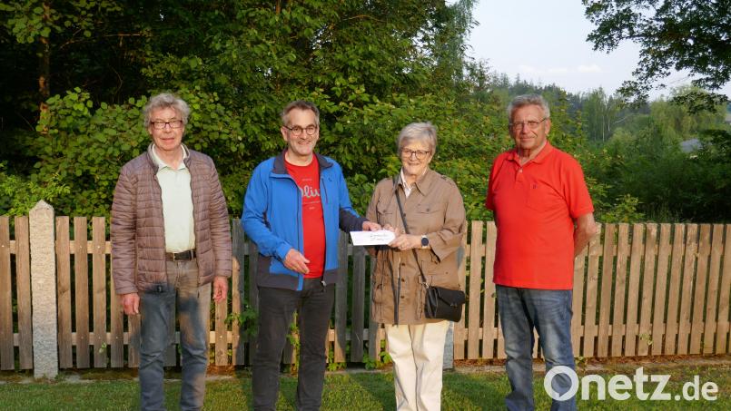 Aus der Kasse des aufgelösten MGV Steinmühle übergaben Stefan Werner (Zweiter von links), Josef Siller (links) und Willi Klotz 2000 Euro für die Aktion Feuerkinder an Dr. Annemarie Schraml. Bild: jr