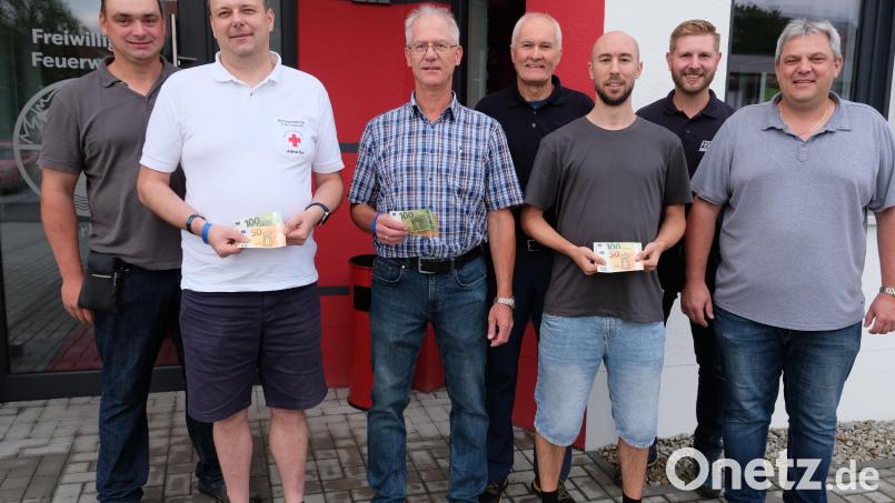 Jeweils 150 Euro spendet die FWG an die Jugend der Feuerwehr, des FC Vorbach und der BRK-Bereitschaft Kirchenthumbach. Unser Bild zeigt von links Matthias Schickentanz (FFW), Andreas Zaus von der BRK-Bereitschaft Kirchenthumbach, Stephan Meier (FC-Jugendleiter), Robert Biersack (FWG), Marius Meier (FFW) und die FW-Kommandanten Tobias Lautner und Stefan Lautner. Bild: do