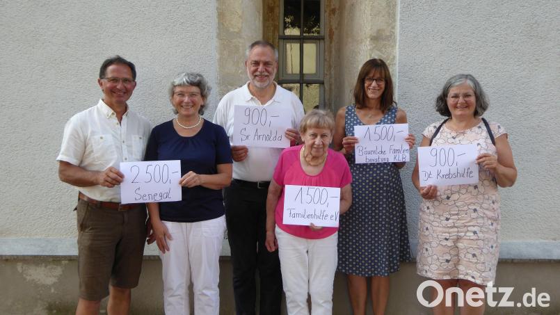 Der KLB-Vorstand löst sich auf, zuvor spendeten sie noch das angesparte Vermögen (von links): Helmut Wedel (Vorstandsteam), Brigitte Englhard (Vorstandsteam), KLB-Kreisseelsorger Pfarrer Josef Irlbacher, Margarete Hollweck (Seniorenbeauftragte), Lisa Kohl (Kassiererin) und Angelika Trummer (Beirat). Bild: mof