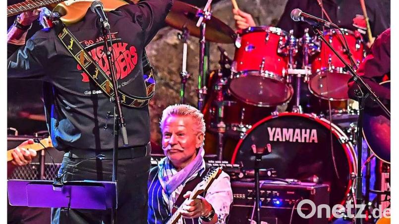 Ein Schnappschuss aus der „Beat-Fieber“-Show vor vier Jahren auf der Luisenburg: „Beat-Fieber“-Initiator Jürgen Weiner spielt mit der Band „Fellow Rovers“ vor Leadgitarrist Roland Rischawy, der das Gitarren-Solo des Jimi-Hendrix-Hits „Hey Joe“ auf dem Rücken darbietet. Archivbild: fph