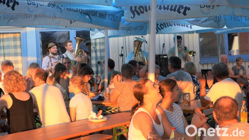 Die &quot;Hulzstoussboum&quot; sorgen für beste Stimmung beim Dorffest in Albersrieth. Bild: fvo