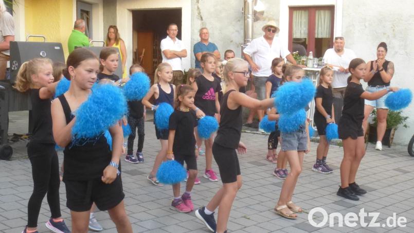 Die neue Mädchen-Tanzgruppe „Dancing Sisters“ des SV Schwarzhofen begeistert die Gäste. Bild: mad