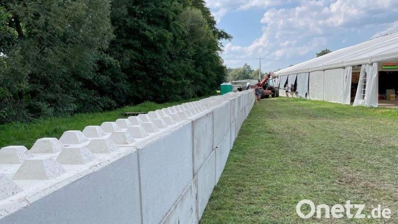 Hochwasserschutz durch "Legosteine" bei der Flosser Kirwa 2023 Bild: Witzl / exb