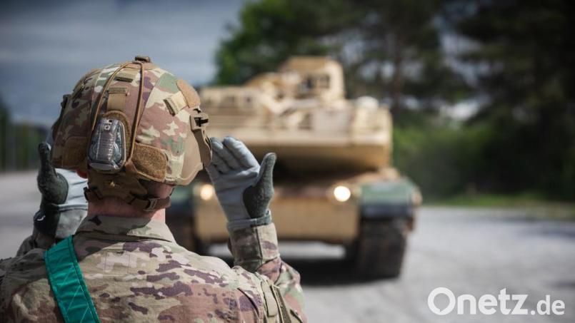 Die Abrams Panzer werden auf dem Truppenübungsplatz für das Training der Ukrainer eingewiesen. Die Ausbildung der Soldaten dauert nun noch etwas länger. Archivbild: Staff Sgt. Christopher Stewart