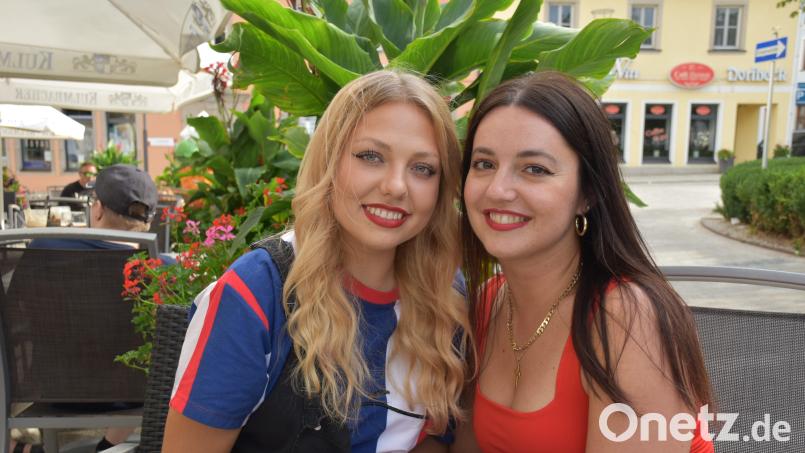 Felicitas und Larissa Lindner (von links) strahlen beim Erzählen über ihre Tanzauftritte bei Konzerten 
von Peter Fox. Bild: ubb