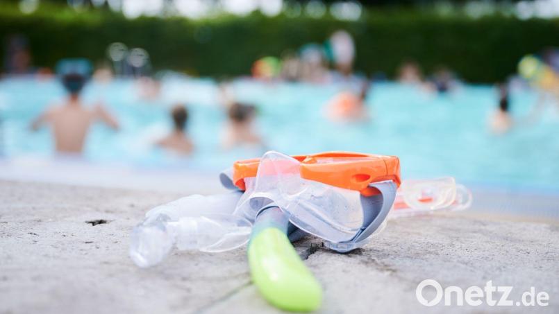 Eine Taucherbrille und Schnorchel liegen in einem Schwimmbad am Beckenrand. Bild: Annette Riedl/dpa/Symbolbild