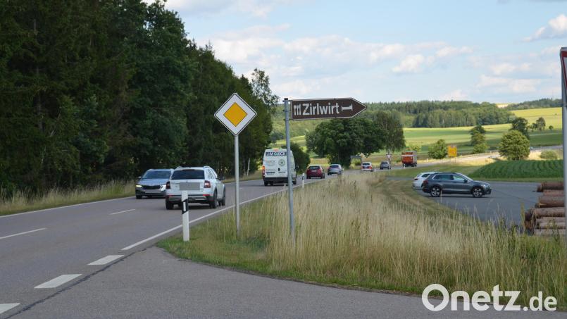 Die Fahrbahn der Staatsstraße 2166 zwischen Waldau und der Zufahrt nach Remmelberg wird von August bis Oktober saniert. Die Zufahrt zum Gasthof „Zirlwirt“ ist bis 13. September von Weiden kommend mit Einschränkungen befahrbar Bild: dob