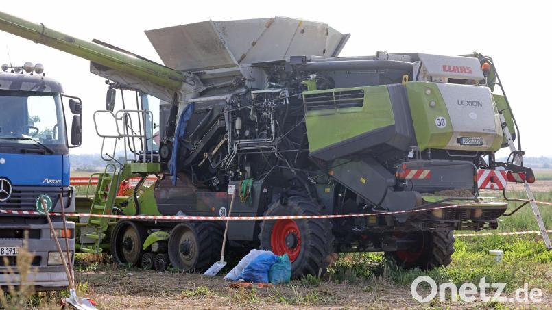 Ein 25-jähriger Mann verlor bei einem Arbeitsunfall mit der Erntemaschine in Hohen Luckow bei Rostock beide Beine. Bild: Bernd Wüstneck/dpa