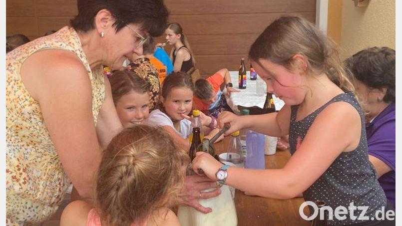 Brot backen und Ausbuttern mit Irmi Bauer: Spannende Stunden für die Kids im Rahmen des Ferienprogramms. Bild: do