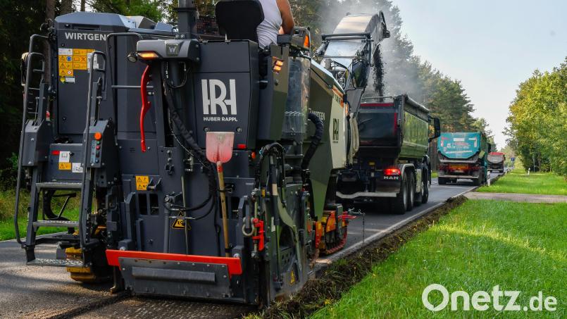 Auf einer Länge von rund 1,8 Kilometern wird die Fahrbahndecke der Kreisstraße AS 24 zwischen der Anbindung an die B 85 und der Landkreisgrenze bei Freihöls erneuert. Bild: Petra Hartl