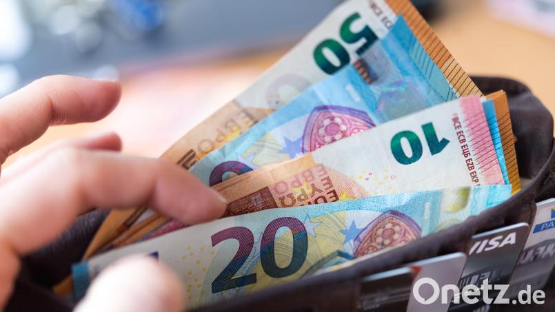 Mit ein paar Scheinen war es nicht getan. Eine 37-Järhige nahm innerhalb von zwei Jahren rund 42.000 Euro an sich. Symbolbild: Monika Skolimowska/dpa