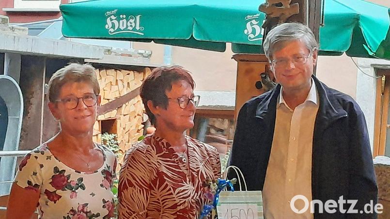Martina Bodensteiner (links) und Sieglinde Zielbauer überreichen Pfarrer Norbert Götz 1500 Euro zur Renovierung des Fahrenberger Rosenkranzweges. Bild: Agnes Härtl, Katholischer Frauenbund Waldthurn/exb