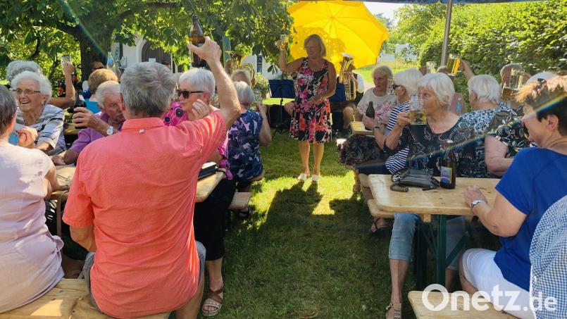 Zu ihrem Sommerfest treffen sich die Senioren an einem schattigen Plätzchen. Bild: Silvia Beck/exb