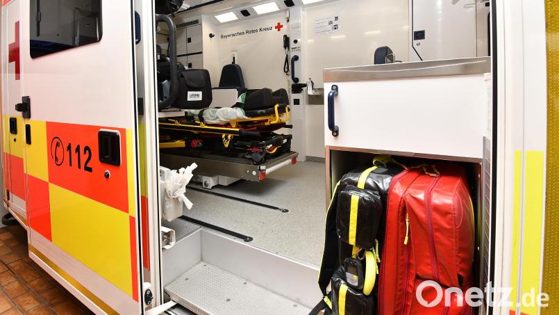 Ein Blick in einen Rettungswagen des Roten Kreuzes in Amberg: Trotz der Hitze, die vielen Menschen zu schaffen macht, rückt der Rettungsdienst nicht häufiger aus als sonst. Archivbild: Petra Hartl