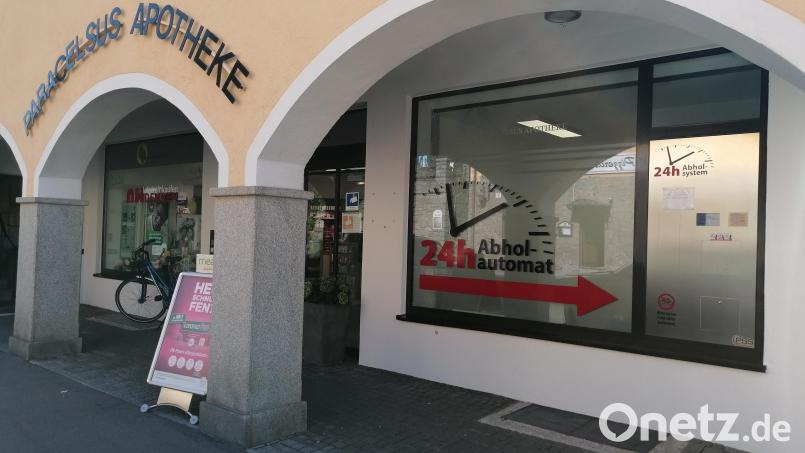 24 Stunden lang können Medikamente geholt werden am neuen Automaten an der Paracelsus-Apotheke. Bild: wrl