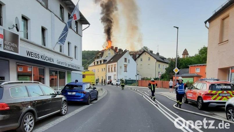 Hunderte Meter an Schläuchen waren nötig, um Wasser von der Röslau zum Brandort zu leiten. Bild: Schemm/fph