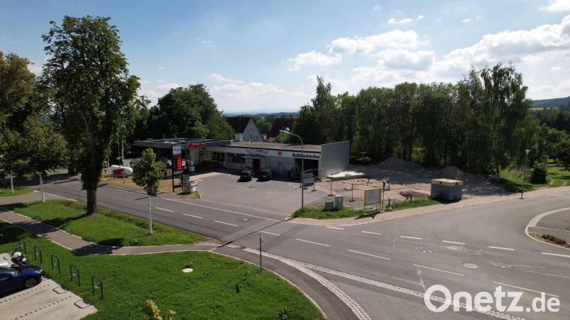 Die Tankstelle Bergler in Erbendorf wird ab November auch Auto-Waschboxen bieten. Bild: rw