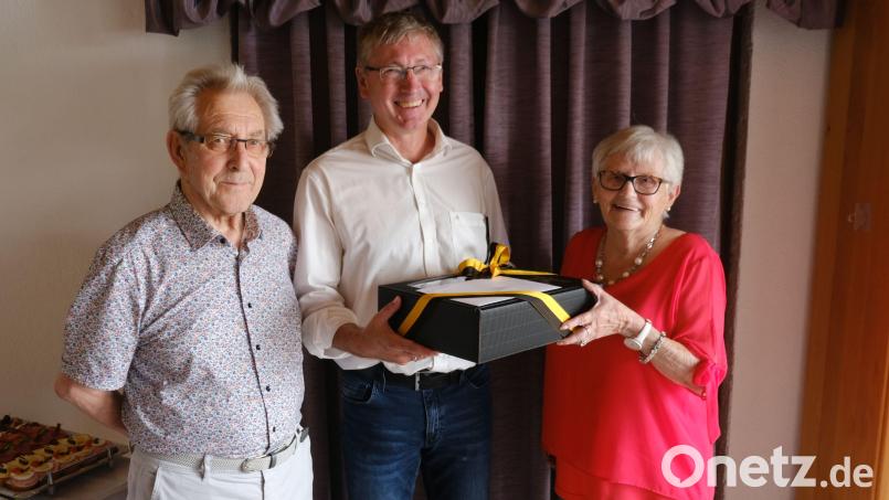 Glückwünsche und ein besonderes Geschenk der Stadt zur Eisernen Hochzeit von Kunigunda (rechts) und Walter Graml (links) überbrachte Bürgermeister Franz Badura. Bild: usc