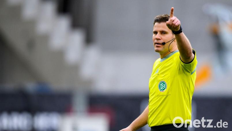 Schiedsrichter Felix Brych ist beim Jubiläum zu Gast. Bild: Tom Weller/dpa/Archivbild