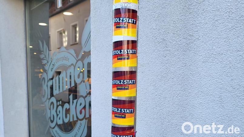 Aufkleber der rechtsextremen &quot;Stolzmonat&quot;-Kampagne vor einer Bäckerei in Weiden. Bild: Würth, Wolfgang