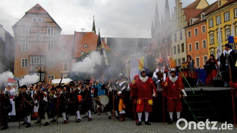 Für ein mittelalterliches Spektakel am Marktplatz in Eger (Cheb) sorgen an diesem Freitag und Samstag, 25. und 26. August, wieder die Wallenstein-Festspiele. Nicht fehlen dürfen dabei wie hier auf dem Archivfoto historische Uniformen und Salutschüsse. Archivbild: gjb