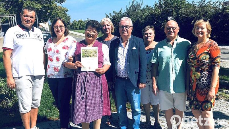Zum 85. Geburtstag gratulierten Elfriede Lang (Dritte von links) ihre Familie, Freunde und Bekannte. Die Glückwünsche der Marktgemeinde Wiesau überbrachte Bürgermeister Toni Dutz (Vierter von rechts).