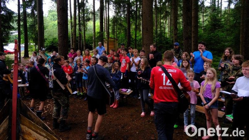 Zum gemeinsamen Singen ging es im Zeltlager des CVJM Rosenberg in den Wald. Bild: CVJM Rosenberg/exb