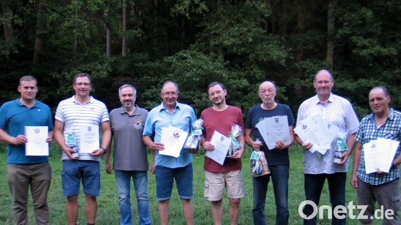 Den Kameradschaftsabend nutzte die Krieger- und Soldatenkameradschaft, ihre erfolgreichen Schützen auszuzeichnen und ein langjähriges Mitglied zu ehren. Von links: Stefan Gewinner, Martin Schmid, Thomas Semba, Manfred Veigl, Reiner Reichenberger, Peter Hößl, Roland Schäffler und Hans Stahl. Bild: bkr