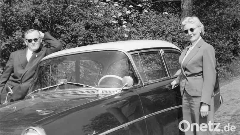 Anna und Adolf Neugirg liebten Ausflüge mit ihrem Auto. Hier mit einem Modell der zwischen 1957 und 1960 erfolgreichen Baureihe &quot;Rekord&quot; des Herstellers Opel. Bild: Archiv Familie Neugirg/Sammlung Ronald Zahn/exb