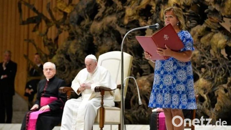 Seit etwa einem Jahr tragen Laien bei den Generalaudienzen mit Papst Franziskus die Lesungen vor. Auch Silvia Kritzenberger aus Hirschau. Wie hier im August 2022. Bild: Kritzenberger