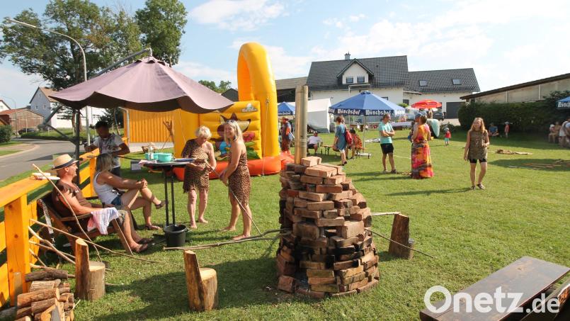 Für den heißen Sommersonntag ideal sind die luftig-leichten &quot;Steinzeitgewänder&quot;, in die sich einige der Organisatoren des Feilersdorfer Ferienprogramm-Kinderfestes gehüllt haben. Bild: bjp