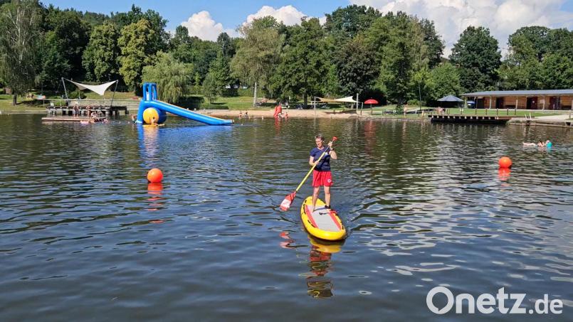 Rettungsschwimmerin Ingrid Schmidt, von der Wasserwacht Eschenbach befährt mit dem Rettungsboard den Schwimmerbereich des Rußweiher. Bild: exb