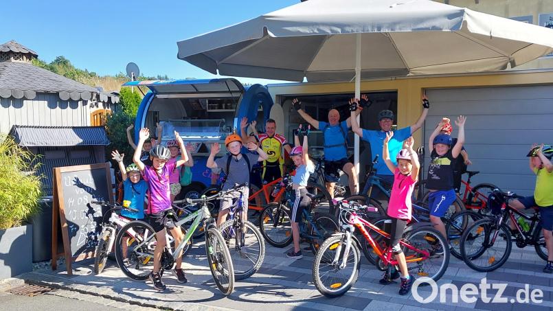 Hurra, es gibt Eis. Ein Zwischenstopp bei der Mountainbiketour. Bild: Gebhardt/exb