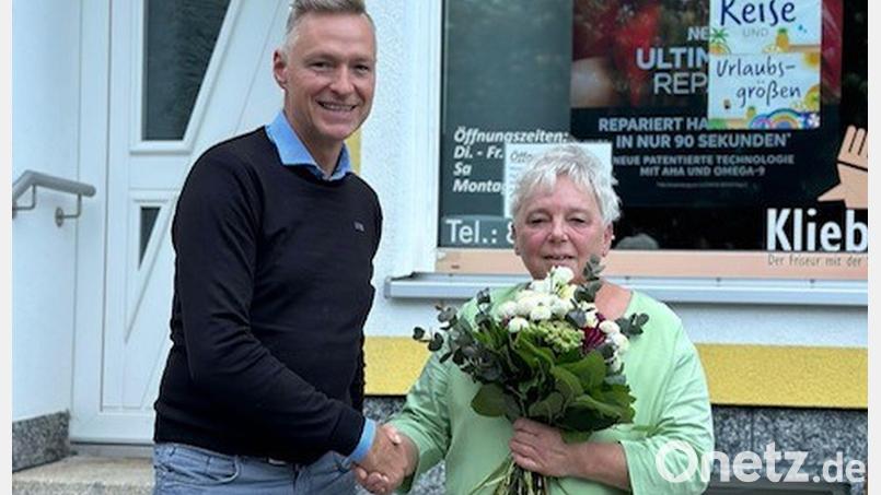 Alfons Kliebhan verabschiedete die langjährige Mitarbeiterin Evi Preisinger. Bild: Kliebhan/exb