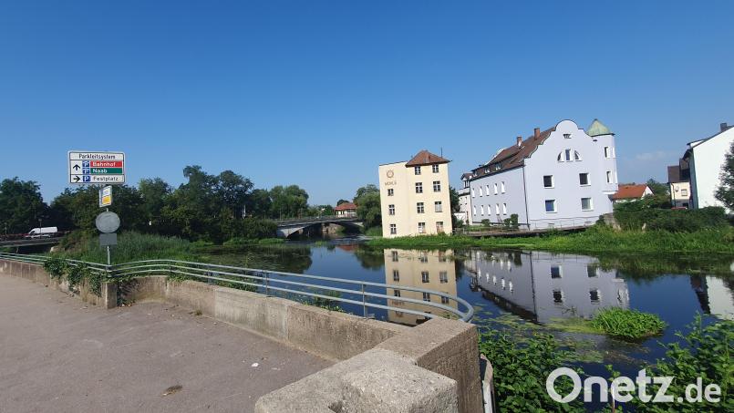 Zwischen der Fronberger Straße (links) und der Wöhrvorstadt (rechts) wird eine Behelfsbrücke über die Naab gebaut. Zunächst ist dazu eine halbseitige Sperrung der Straße nötig. Bild: Hösamer