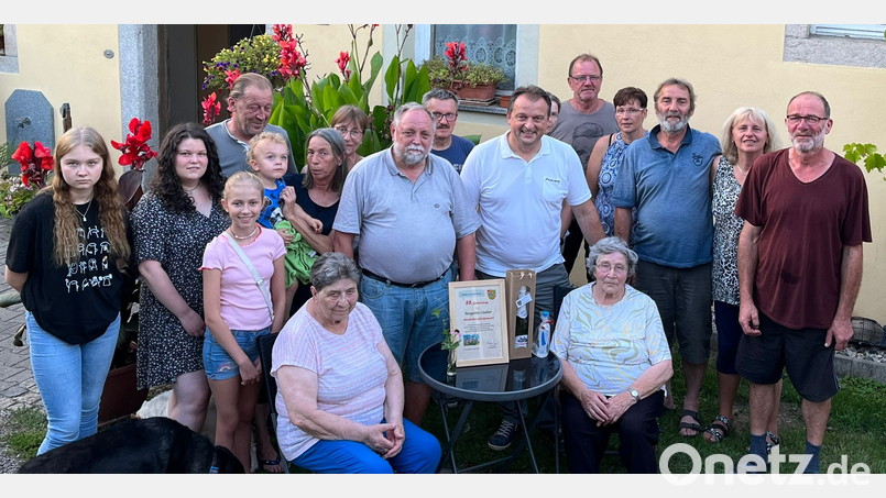 Die Jubilarin Margareta Lindner (rechts, sitzend) im Kreise ihrer Familie mit Bürgermeister Anton Kappl und Pfarrer Alfons Forster (links von der Jubilarin) Bild: Lindner Michldorf (privat)