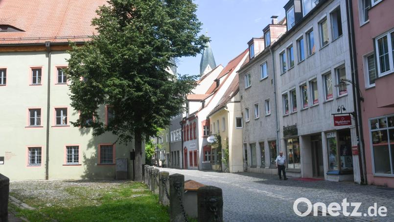 Die Schulgasse in Weiden mit dem Alten Schulhaus (links) im Jahr 2023. Bild: Gabi Schönberger