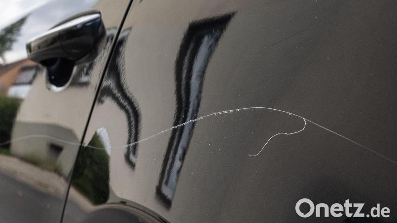 Als eine 49-jährige Frau nach sechs Stunden zu ihrem geparkten Auto zurückkehrte, bemerkte sie an der rechten Fahrzeugseite ihres Ford Kratzspuren. Symbolbild: Swen Pförtner/dpa