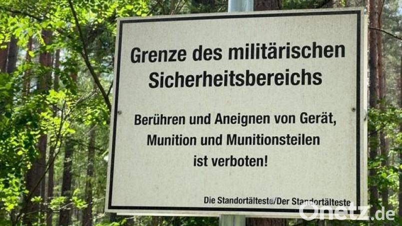 Ein Schild markiert die Grenze des Standortübungsplatzes der Bundeswehr in Freihöls: Hier ist am Dienstagnachmittag Feuer ausgebrochen. Bild: Heike Unger