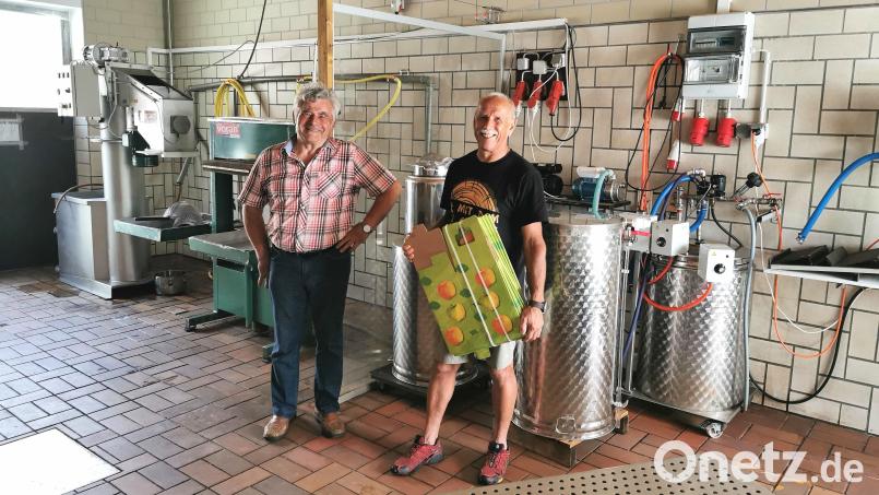 Die Obstpresse des Gartenbauvereins Schönsee ist einsatzbereit: Vorsitzender Andreas Ebnet (links) freut sich, dass Hans Mösbauer wieder als Verantwortlicher für den Betrieb zur Verfügung steht. Bild: Portner