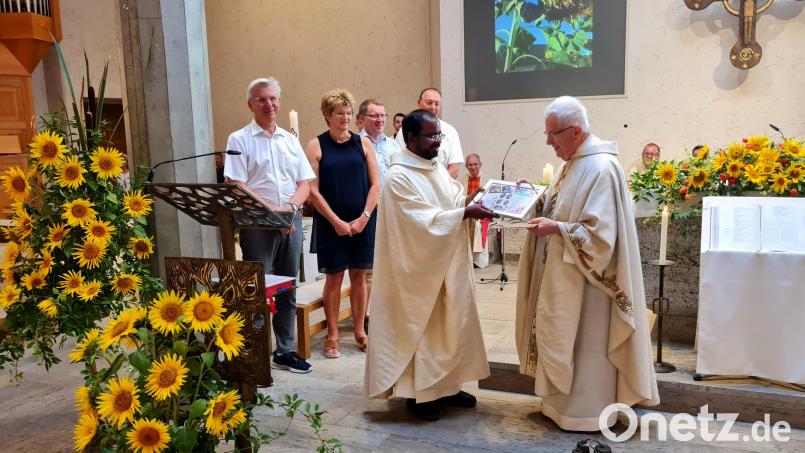 Der Pfarrer im Ruhestand Josef Beer (rechts) freut sich über die Überraschungsgeschenke, die er nach dem Dankgottesdienst zum seinem 80. Geburtstag von Pfarrer Sagai (daneben), sowie den Vertretern der Kirchenverwaltungen und Pfarrgemeinderäte erhält (von links): Richard Bäumler (Kirchenverwaltung Theuern), Gudrun Bauer (Pfarrgemeinderat Theuern), Josef Beer (Neffe des Pfarrers und Kirchenpfleger in Ebermannsdorf) und Josef Schlegl (Kirchenverwaltung Pittersberg). Von den Ministranten erhält er einen Geschenkkorb. Bild: wec