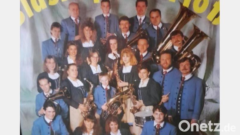 Eine Erinnerung an alte Zeiten: Die Blaskapelle Floß in damaliger Besetzung. Jetzt spielen die Musiker wieder auf. Archivbild: omu